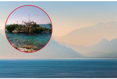 Image of a sea background with an island created by Richart in the corner.