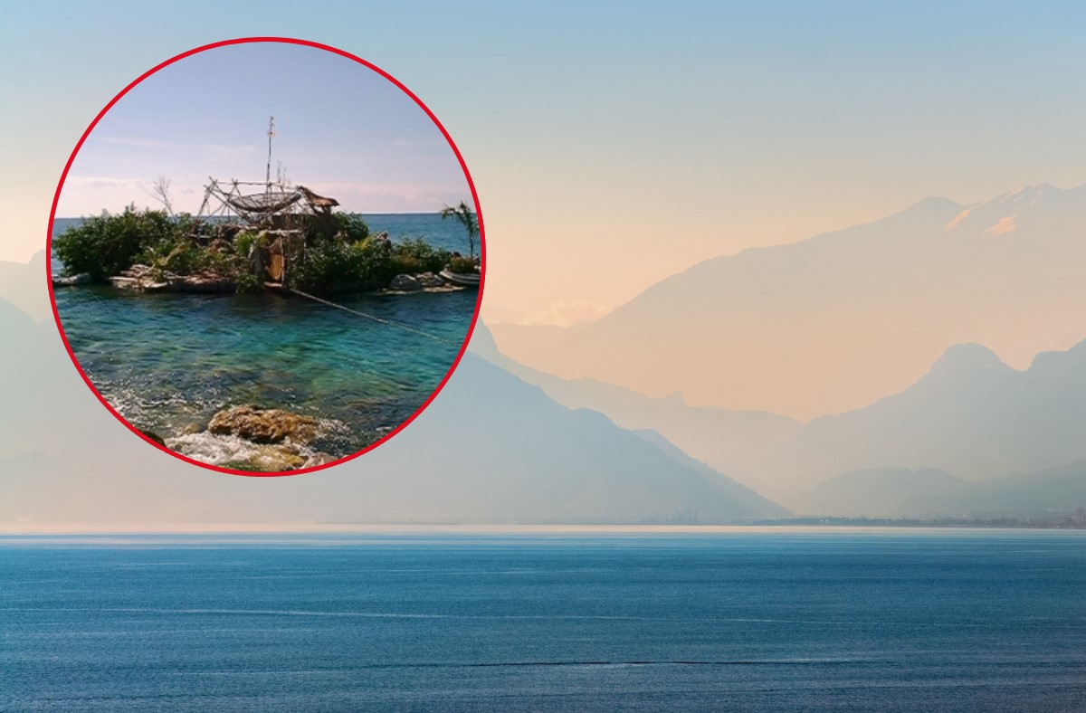 Image of a sea background with an island created by Richart in the corner.